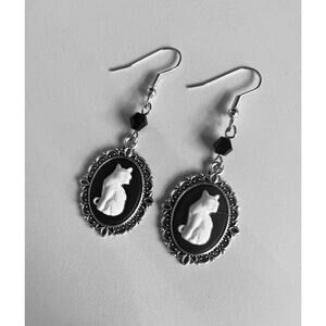 Cute Cat Earrings with Cameo Feel